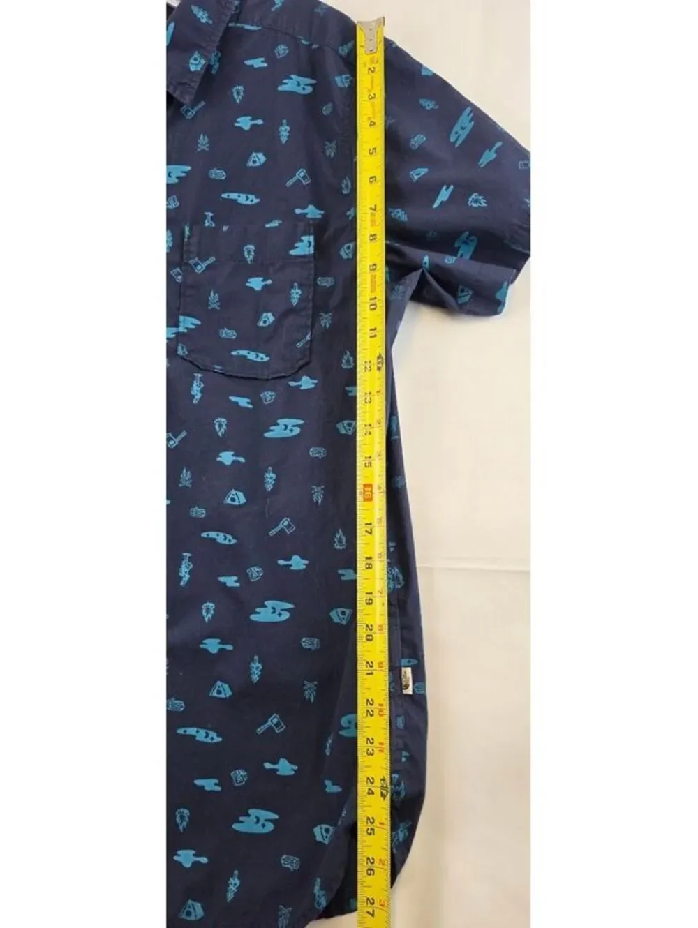 The North Face Men's Large Navy Blue Short Sleeve Button-Up Shirt with Light TeX